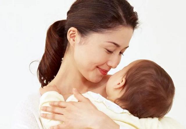 月嫂下户后,全家齐心照顾三胞胎