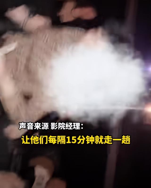 电影院大妈泼奶茶后续：期间不停说话，女子劝阻被辱骂，影院回应