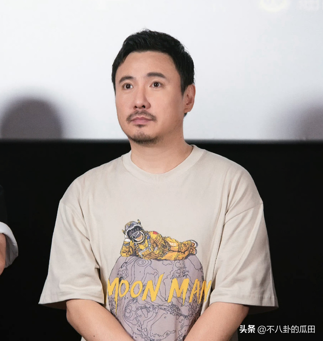 徐峥把星条旗穿在身上,欧阳震华质疑日本学校,这就是差距