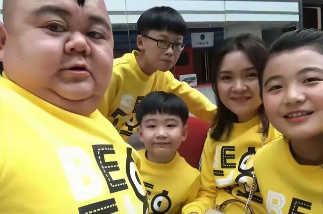 1米2男子娶1米65漂亮妻子，买7套房开豪车，妻子：我不图钱，图人