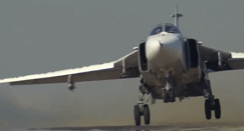 俄军图22坠毁是意外?在美军舰头上撒油玩杂技坠毁,这么爱刺激?