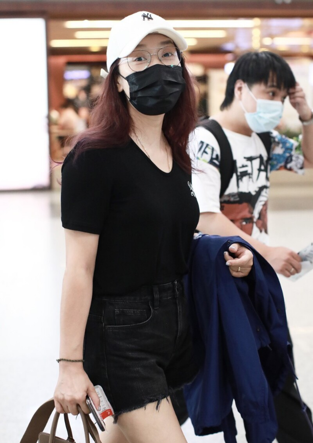 玲花身材原来还挺好，穿“破边”短裤秀长腿，一身黑越看越瘦