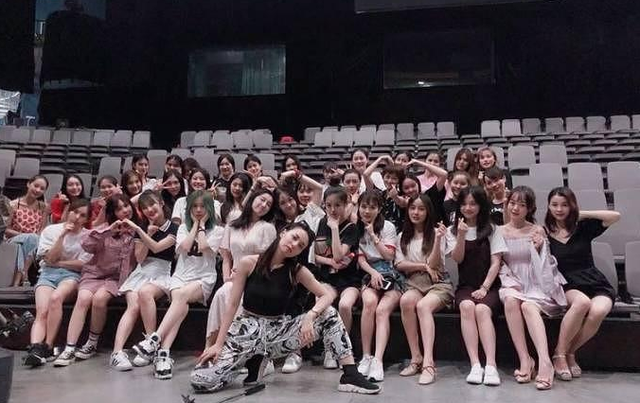 男模特自曝圈内潜规则,被化妆师摸腿掐屁股,称被潜的大多为男性