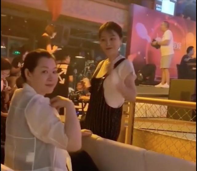 球球和妈妈直播,“蛇精脸”遭吐槽,妈妈颜值高气质超好