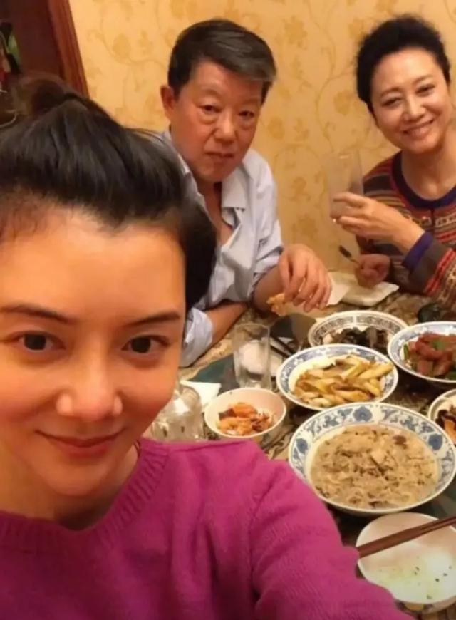车晓与妈妈王丽云聚餐，促膝长聊关系好很多，但仍和爸爸更亲近