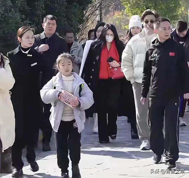 范丞丞父母山东过年,母亲戴翡翠吊坠像大牌新穿搭,二老不像70岁