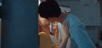 车祸后躺在地上吻，拔掉氧气管还要吻，国产剧花式吻戏智商在哪？