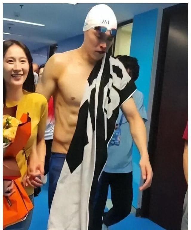 张豆豆：我因挺胸照意外走红，如今身后却跟了最爱哭的“大高个”