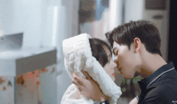 车祸后躺在地上吻，拔掉氧气管还要吻，国产剧花式吻戏智商在哪？