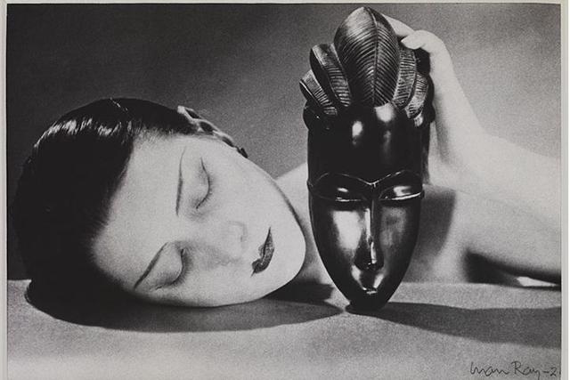 “曼·雷：白昼纽约，午夜巴黎”亮相北京，展出绘画雕塑等作品