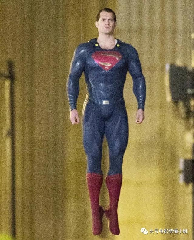 DC电影《闪电侠》开拍！超女造型被吐槽，白发蝙蝠侠让粉丝激动了
