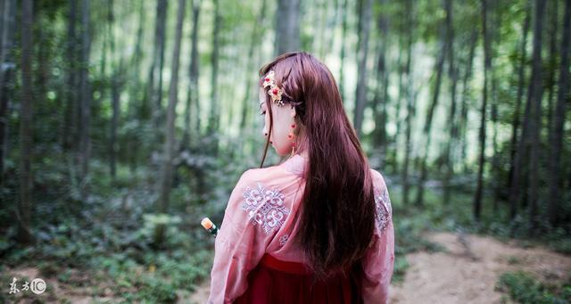 小说：她出钱盖新房，两个贪财大伯前来捣乱，村民看到后纷纷开口