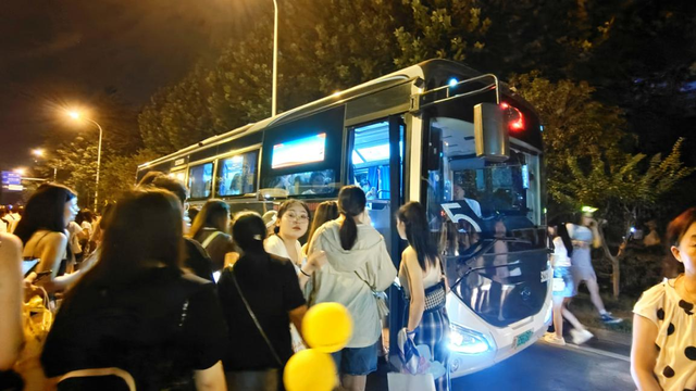 鹿晗在武汉开唱，武汉公交定制线路转运3200余人次