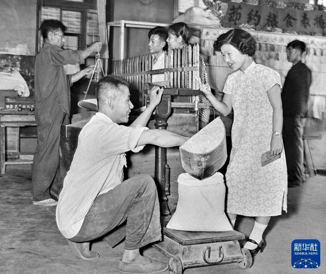 “国社之镜·世纪光影”新华社新闻摄影展丨丰衣足食(下篇)