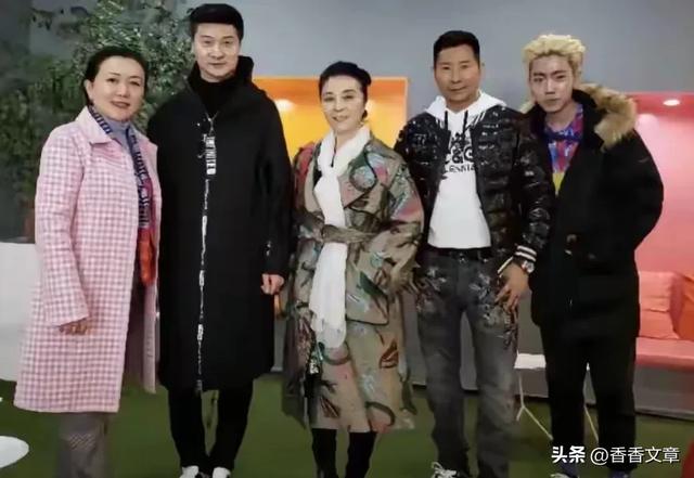 范丞丞父母山东过年,母亲戴翡翠吊坠像大牌新穿搭,二老不像70岁