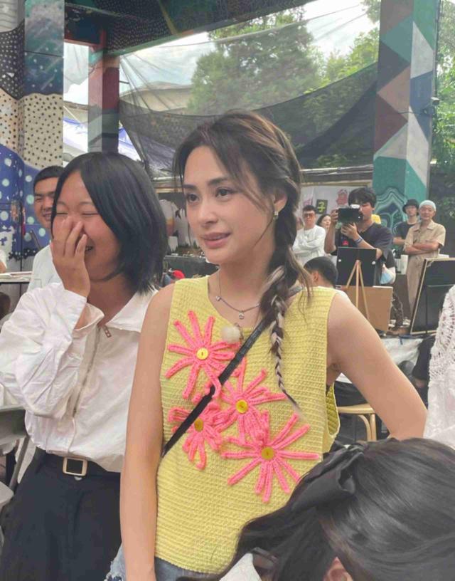 阿娇大理生图曝光，法令纹丝毫不影响她的美，41岁的姐姐照样把人美哭