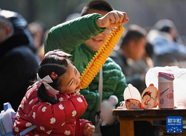 “国社之镜·世纪光影”新华社新闻摄影展丨丰衣足食(下篇)