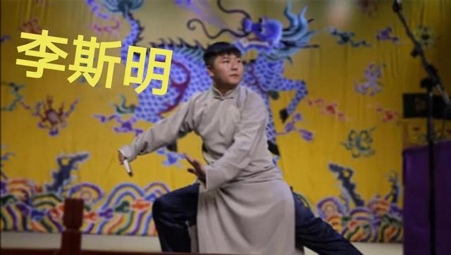 德云社“霄”字科六人。岳云鹏的徒弟好像更有出息些。