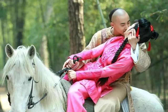 车祸后躺在地上吻，拔掉氧气管还要吻，国产剧花式吻戏智商在哪？