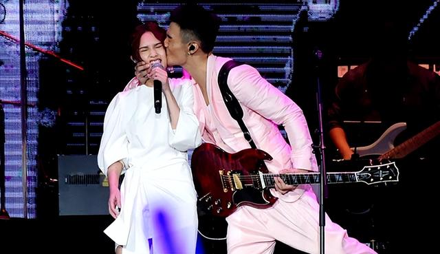 杨丞琳连续十年为李荣浩庆生，这才是真夫妻的相处方式