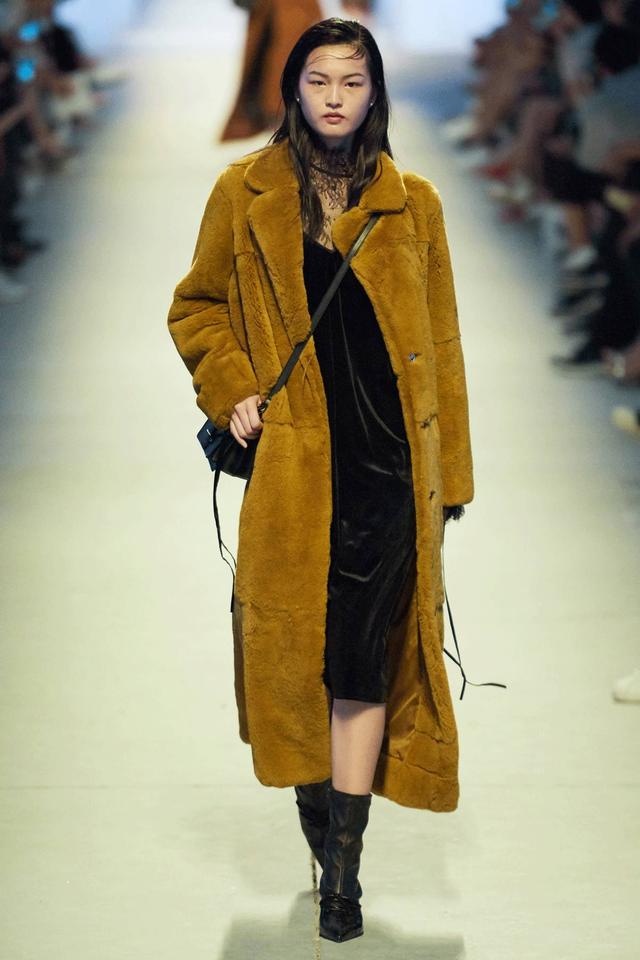 谢欣是谁?一个没有百度百科的girl,竟然要走维密大秀了!