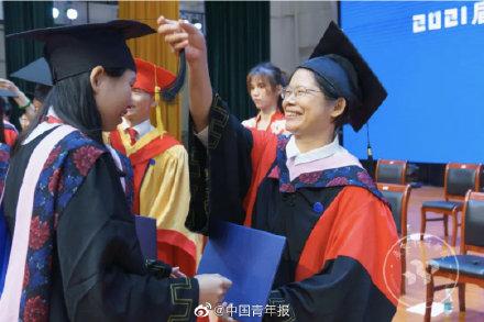 毕业一年后母校补办毕业典礼 那就好好告个别吧