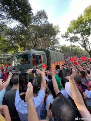 夹道(夹道欢送“这大概是中国独有的场面了”)