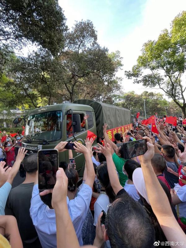 夹道欢送！“这大概是中国独有的场面了”