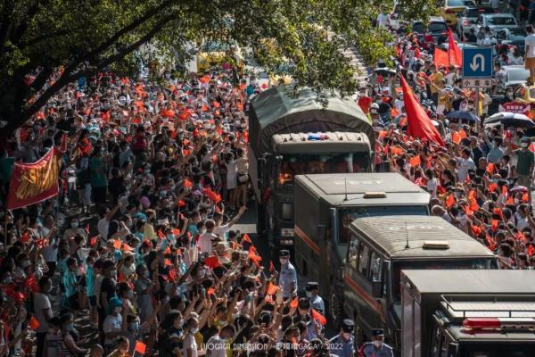 夹道欢送！“这大概是中国独有的场面了”