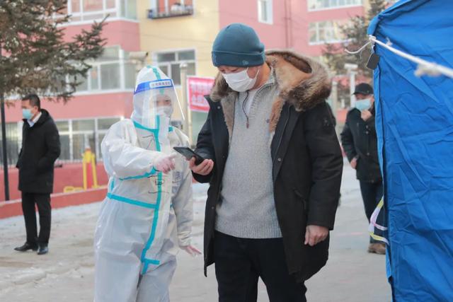 【抗疫一线】警察夫妻共战疫：一张合影 三分钟“邂逅”