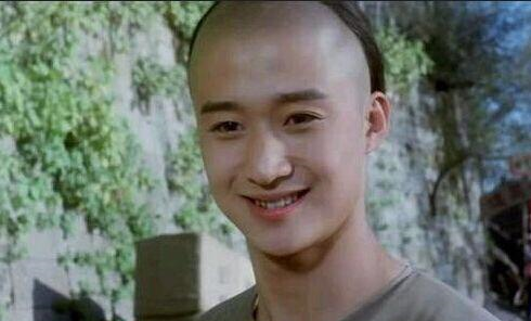 吴京也难逃中年发福？近况穿大裤衩露出肚腩，被指姿态似老大爷