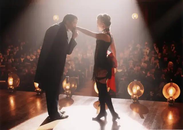 黑人装成白人嫁给白人老公，还想继续与黑人朋友一起玩吗？