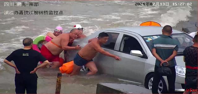 “洪水中多人推车”视频引关注,带头帮70岁老人推车的社区书记:这就是个小事情