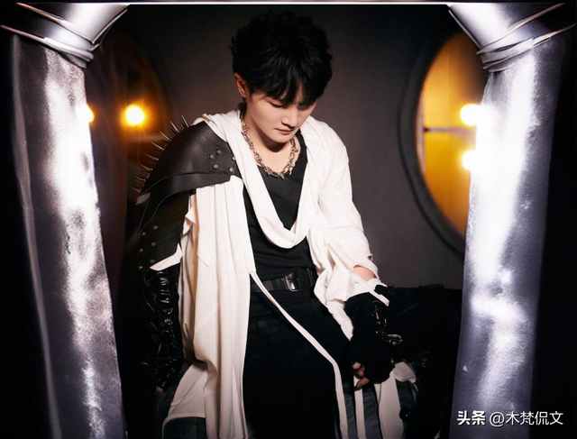 梗王周深演唱会语出惊人：少管我