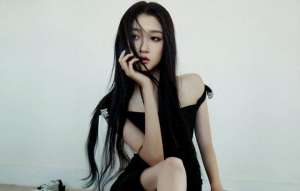 操关晓彤(关晓彤在梁爽直播间跳瘦腿操，穿JK裙扎马步，疑似回应怀孕传闻)