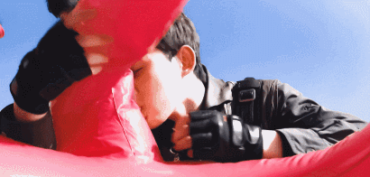 车祸后躺在地上吻，拔掉氧气管还要吻，国产剧花式吻戏智商在哪？