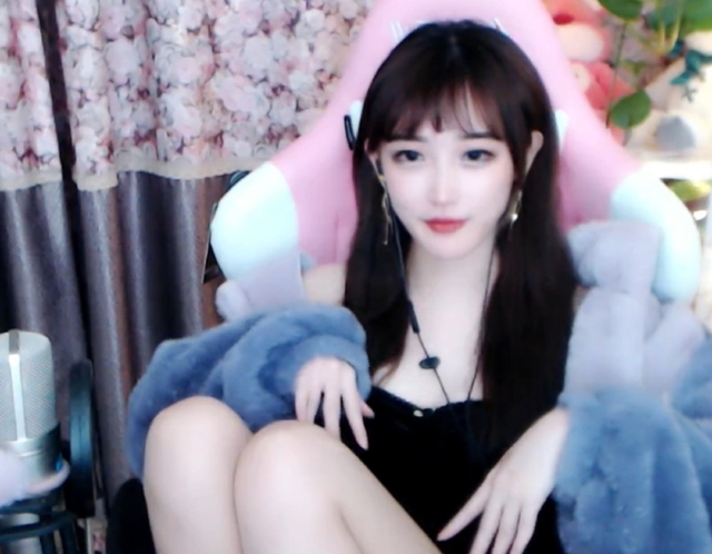 LOL豚豚现巨大反差!人美却有死亡歌喉,网友:差点把我送走