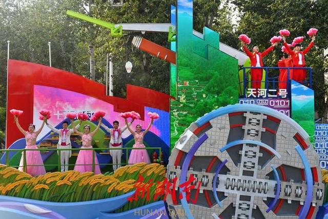 刚刚，湖南彩车通过天安门城楼！揭秘彩车背后的故事