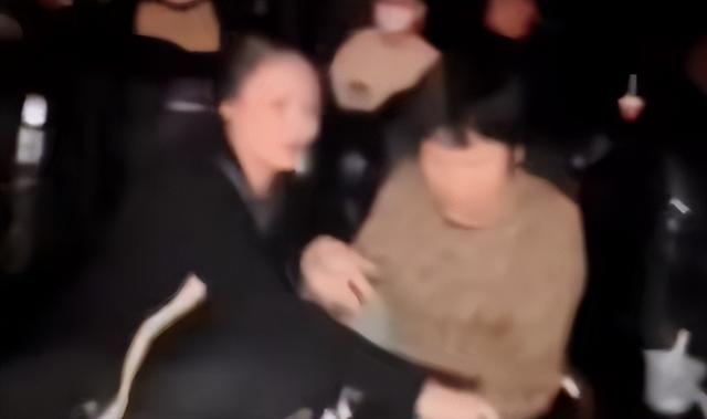 电影院大妈泼奶茶后续：期间不停说话，女子劝阻被辱骂，影院回应