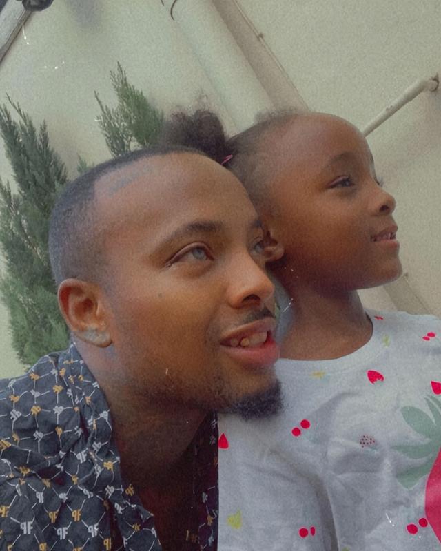 英国双性人网红兼有卵巢和睾丸，花60万再造丁丁，又用卵子生了娃