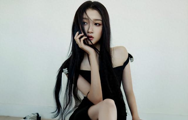 关晓彤在梁爽直播间跳瘦腿操，穿JK裙扎马步，疑似回应怀孕传闻