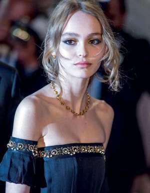 欧美诱惑(欧美绝色尤物饱满性感莉莉-罗丝·德普写真赏)