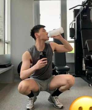 18岁帅哥照片(抓拍那些18岁的体育生帅哥，哪一个是你的菜？)