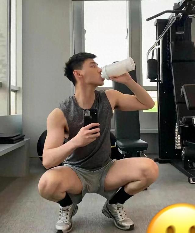 抓拍那些18岁的体育生帅哥，哪一个是你的菜？