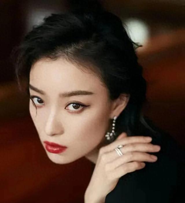 倪妮：24岁恋上大叔，30岁与小弟分手，如今呢？