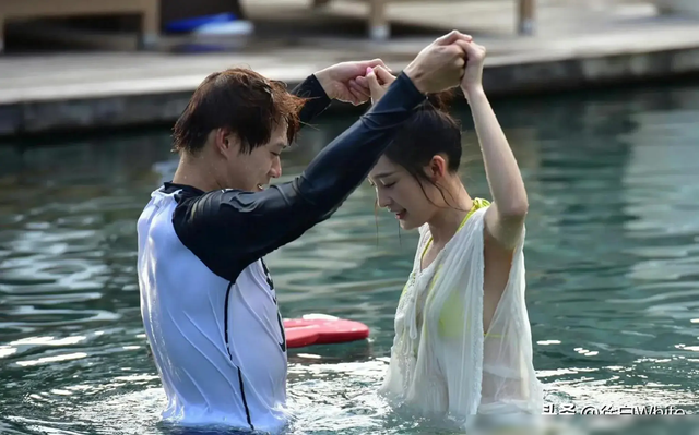 热搜第一!狗仔爆庆余年大尺度情侣,李沁金晨反复报身份证号