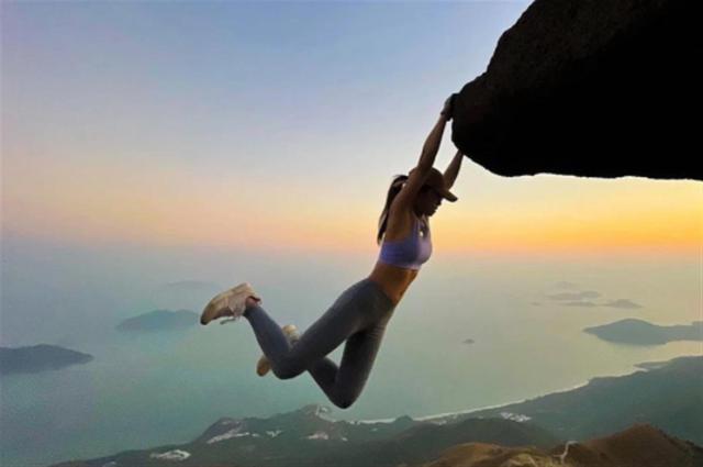 香港一女网红瀑布旁自拍不慎坠亡，曾因极限运动走红网络