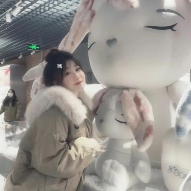 百万网红小贾老师直播带货首秀!一家三口齐上阵,在线人气破8万