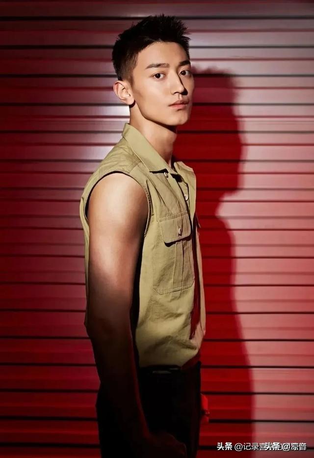 来看看翟子路和他的两位同学,看看这三位青年男演员哪一位最帅