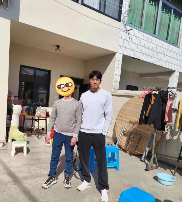 杨洋回安徽老家过年,乡野一隅星光依旧,神秘座驾引猜想